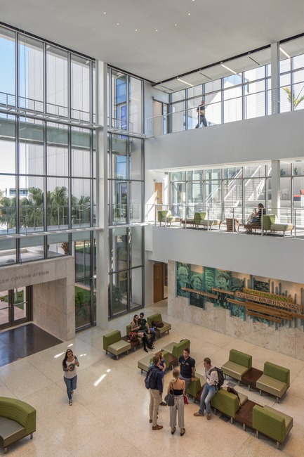 Dossier de presse | 2353-02 - Communiqué de presse | Innovative and Award-Winning Facade of USF-SP's Tiedemann College of Business Recalls Native Coral in Ecofriendly Envelope - ikon.5 architects - Architecture institutionnelle - business commons looking to Scholars' Garden - Crédit photo : Brad Feinknopf
