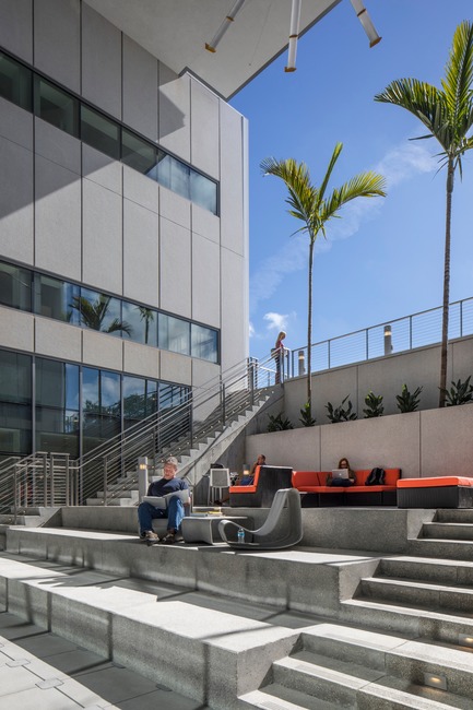 Dossier de presse | 2353-02 - Communiqué de presse | Innovative and Award-Winning Facade of USF-SP's Tiedemann College of Business Recalls Native Coral in Ecofriendly Envelope - ikon.5 architects - Architecture institutionnelle - Scholars' Garden - Crédit photo : Brad Feinknopf