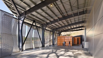 Dossier de presse | 3089-01 - Communiqué de presse | Odette Estate Winery - Signum Architecture LLP - Architecture industrielle -   Under the winery's covered crush pad stand a laboratory and office created from reclaimed shipping containers.   - Crédit photo : Adrian Gregorutti