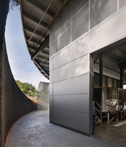Dossier de presse | 3089-01 - Communiqué de presse | Odette Estate Winery - Signum Architecture LLP - Architecture industrielle - While tucked into the eastern hills of the Napa Valley, Odette's production facility feels open and airy as ample natural light enters the work space.&nbsp; - Crédit photo : Adrian Gregorutti