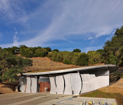 Dossier de presse | 3089-01 - Communiqué de presse | Odette Estate Winery - Signum Architecture LLP - Architecture industrielle -  Sliding perforated-metal panels in voluptuous shapes screen the covered work space at the front of the facility.&nbsp;  - Crédit photo : Adrian Gregorutti