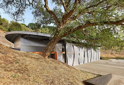 Dossier de presse | 3089-01 - Communiqué de presse | Odette Estate Winery - Signum Architecture LLP - Architecture industrielle -  Odette Estate Winery's production facility, 2017 winner of American Architecture Prize for Industrial Building Design.  - Crédit photo :  Adrian Gregorutti 