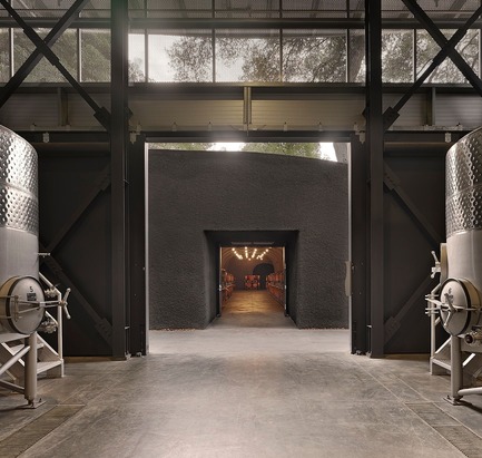 Dossier de presse | 3089-01 - Communiqué de presse | Odette Estate Winery - Signum Architecture LLP - Architecture industrielle -  View from winery production area toward the cave portal and barrel storage. - Crédit photo : Adrian Gregorutti
