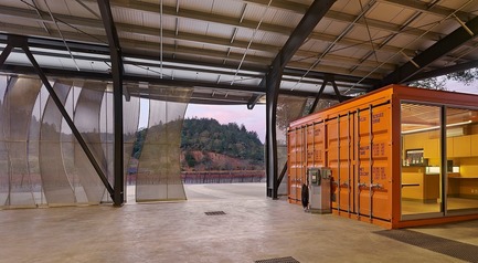 Dossier de presse | 3089-01 - Communiqué de presse | Odette Estate Winery - Signum Architecture LLP - Architecture industrielle -  This reclaimed shipping container under a covered crush pad has been converted into a state-of-the-art wine laboratory.  - Crédit photo : Adrian Gregorutti