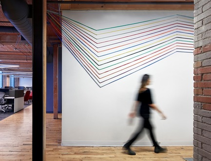 Dossier de presse | 1513-01 - Communiqué de presse | Slack Toronto Office - Dubbeldam Architecture + Design - Design d’intérieur commercial -  Colourful networking cables that once again reinforce Slack’s brand colours are threaded throughout the workspaces, along the ceiling and across walls, as visual accents.<br>  - Crédit photo : Shai Gil