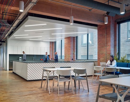 Dossier de presse | 1513-01 - Communiqué de presse | Slack Toronto Office - Dubbeldam Architecture + Design - Design d’intérieur commercial -  Inspired by Scandinavian design, the millwork in the café features diagonal painted wood slats in Baltic birch, reinforcing linearity throughout the open spaces.<br>  - Crédit photo : Shai Gil