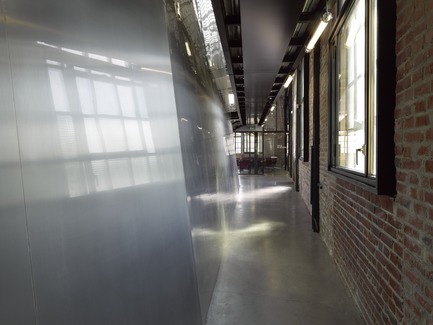 Dossier de presse | 972-05 - Communiqué de presse | 9-9 bisConversion du site de la mine en équipement culturel - Hérault Arnod architectures - Architecture institutionnelle - Reflets de l'existant sur la « peau » des volumes neufs - Crédit photo : André Morin