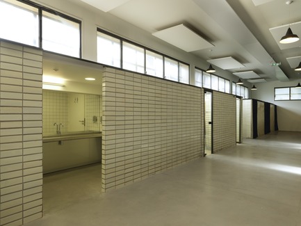 Dossier de presse | 972-05 - Communiqué de presse | 9-9 bisConversion du site de la mine en équipement culturel - Hérault Arnod architectures - Architecture institutionnelle - Anciennes douches des cadres, carreaux de terre cuite émaillée restaurés - Crédit photo : André Morin