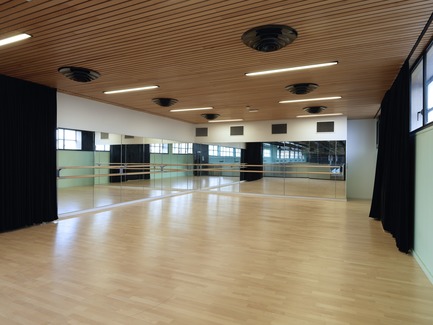 Dossier de presse | 972-05 - Communiqué de presse | 9-9 bisConversion du site de la mine en équipement culturel - Hérault Arnod architectures - Architecture institutionnelle - Salle de danse - Crédit photo : André Morin