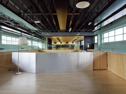 Dossier de presse | 972-05 - Communiqué de presse | 9-9 bisConversion du site de la mine en équipement culturel - Hérault Arnod architectures - Architecture institutionnelle - La mezzanine de la salle des pendus - Crédit photo : André Morin