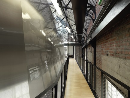 Dossier de presse | 972-05 - Communiqué de presse | 9-9 bisConversion du site de la mine en équipement culturel - Hérault Arnod architectures - Architecture institutionnelle - Reflets de l'existant sur la « peau » des volumes neufs - Crédit photo : André Morin