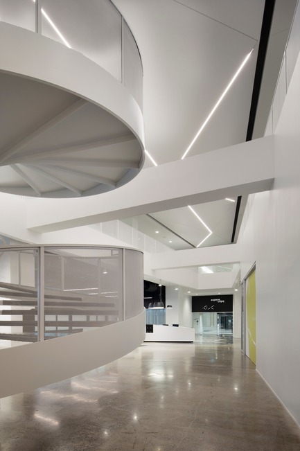 Dossier de presse | 865-31 - Communiqué de presse | Espace CDPQ : un concept unique de collaboration honoré par un prix d’excellence - Lemay - Design d’intérieur commercial - Espace CDPQ - Escalier hélicoïdal - Crédit photo : Claude-Simon Langlois Photographe