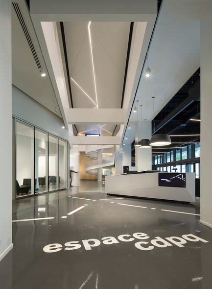 Dossier de presse | 865-31 - Communiqué de presse | Espace CDPQ : un concept unique de collaboration honoré par un prix d’excellence - Lemay - Design d’intérieur commercial - Entrée - Espace CDPQ&nbsp;  - Crédit photo : Claude-Simon Langlois Photographe