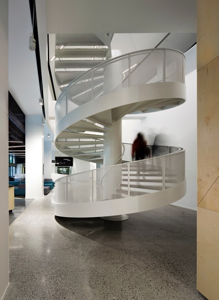 Dossier de presse | 865-31 - Communiqué de presse | Espace CDPQ : un concept unique de collaboration honoré par un prix d’excellence - Lemay - Design d’intérieur commercial - Espace CDPQ - Escalier hélicoïdal - Crédit photo : Claude-Simon Langlois Photographe