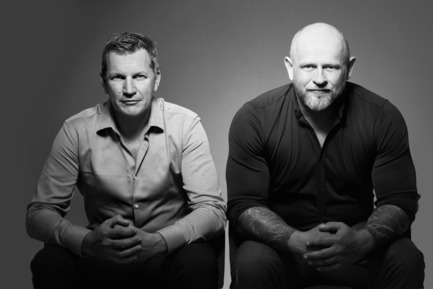 Press kit | 2318-01 - Press release | 1/JBR: Minimalist Opulence - EDGE - Residential Architecture - Left: Martin Baerschmidt - EDGE Founding Partner/Managing Director, <br>Right: Ivar Krasinski - EDGE Founding Partner/Design Director<br> - Photo credit: EDGE | www.edgedesign.ae