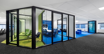 Dossier de presse | 1195-01 - Communiqué de presse | Un nouvel environnement dynamique de travail pour la Banque Nationale - VAD Designers d'espaces - Design d’intérieur commercial - Triade de salles multifonction où se rencontrent le vert acidulé et le bleu électrique.&nbsp;Les concepteurs, désirant amplifier le jeu de contrastes, ont préconisé l’exactitude des angles et une hachure immaculée à la conjonction des pigments.&nbsp;<br>  - Crédit photo : Stéphane Brügger