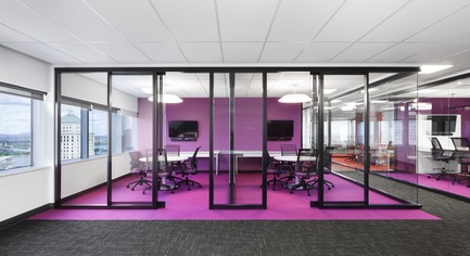 Dossier de presse | 1195-01 - Communiqué de presse | Un nouvel environnement dynamique de travail pour la Banque Nationale - VAD Designers d'espaces - Design d’intérieur commercial -  Les zones de collaboration et les salles fermées sont facilement repérables sur l'étage, grâce aux ponctuations colorées qui les identifie au sol et au mur.&nbsp; - Crédit photo : Stéphane Brügger