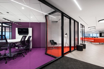 Dossier de presse | 1195-01 - Communiqué de presse | Un nouvel environnement dynamique de travail pour la Banque Nationale - VAD Designers d'espaces - Design d’intérieur commercial -  Espace refuge d'appoint et zone de transition vers l'espace bistro.   - Crédit photo : Stéphane Brügger