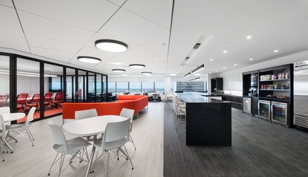 Dossier de presse | 1195-01 - Communiqué de presse | Un nouvel environnement dynamique de travail pour la Banque Nationale - VAD Designers d'espaces - Design d’intérieur commercial -   L'espace bistro sert de zone de repas d'appoint, puisqu'une nouvelle cafétéria au 2e étage dessert déjà l'immeuble. Le bistro lui, peut se prêter aux événements de l'équipe, servir de «work-café», ou de lieu de rencontre et de détente.&nbsp;  - Crédit photo : Stéphane Brügger