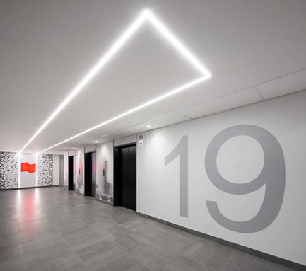 Dossier de presse | 1195-01 - Communiqué de presse | Un nouvel environnement dynamique de travail pour la Banque Nationale - VAD Designers d'espaces - Design d’intérieur commercial - Les halls ont également été rafraîchis. - Crédit photo : Stéphane Brügger