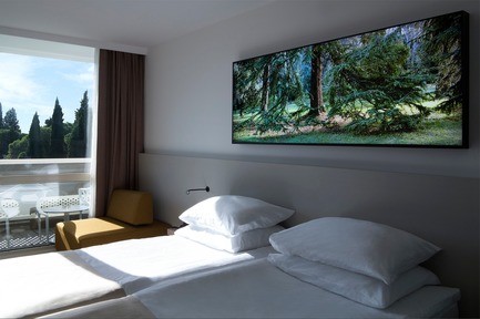 Dossier de presse | 3141-01 - Communiqué de presse | Forest of Eden - SofijaSilvia - Art -  Project title: Forest of Eden<br>Lightbox by artist: SofijaSilvia<br>Hotel Eden, Rovinj, Croatia  - Crédit photo : SofijaSilvia