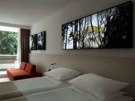 Dossier de presse | 3141-01 - Communiqué de presse | Forest of Eden - SofijaSilvia - Art -  Project title: Forest of Eden<br>Lightbox by artist: SofijaSilvia<br>Hotel Eden, Rovinj, Croatia  - Crédit photo : SofijaSilvia