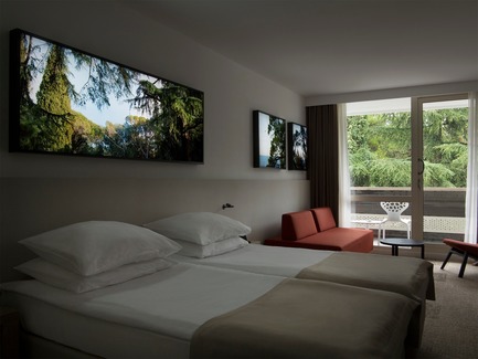 Dossier de presse | 3141-01 - Communiqué de presse | Forest of Eden - SofijaSilvia - Art -  Project title: Forest of Eden<br>Lightbox by artist: SofijaSilvia<br>Hotel Eden, Rovinj, Croatia  - Crédit photo : SofijaSilvia