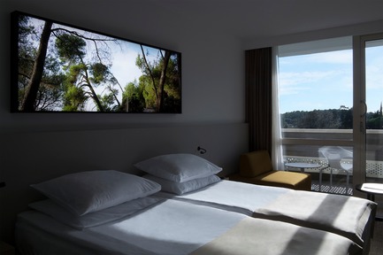 Dossier de presse | 3141-01 - Communiqué de presse | Forest of Eden - SofijaSilvia - Art -  Project title: Forest of Eden<br>Lightbox by artist: SofijaSilvia<br>Hotel Eden, Rovinj, Croatia  - Crédit photo : SofijaSilvia