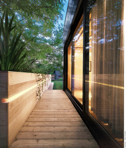Press kit | 1054-01 - Press release | White canvas on a green roof - Martine Brisson designer d'intérieur - Residential Interior Design - Photo credit: Marc Cramer 