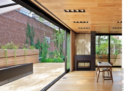 Press kit | 1054-01 - Press release | White canvas on a green roof - Martine Brisson designer d'intérieur - Residential Interior Design - Photo credit: Marc Cramer 