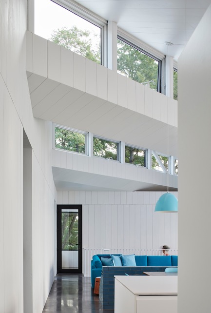 Press kit | 3177-01 - Press release | Sky House - Julia Jamrozik and Coryn Kempster - Residential Architecture -         View from the main entrance looking toward the livingroom with screenporch beyond - Photo credit: Doublespace Photography