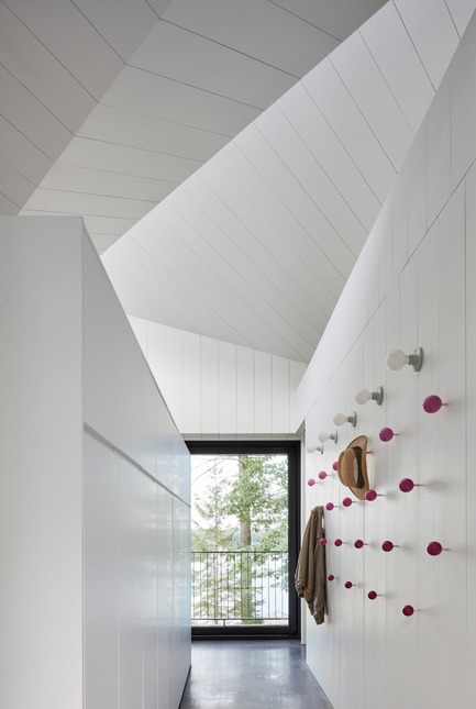 Press kit | 3177-01 - Press release | Sky House - Julia Jamrozik and Coryn Kempster - Residential Architecture -         View from inside the main entrance - Photo credit: Doublespace Photography