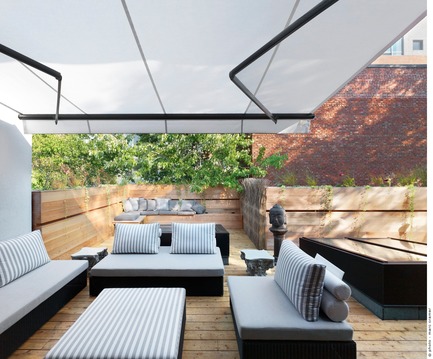 Press kit | 1054-01 - Press release | White canvas on a green roof - Martine Brisson designer d'intérieur - Residential Interior Design - Photo credit: Marc Cramer 