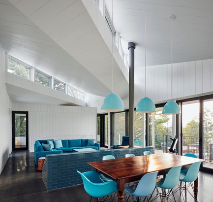 Press kit | 3177-01 - Press release | Sky House - Julia Jamrozik and Coryn Kempster - Residential Architecture -         View from diningroom looking toward the livingroom with screenporch beyond - Photo credit: Doublespace Photography