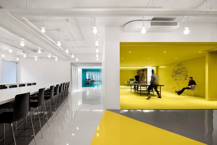 Dossier de presse | 673-19 - Communiqué de presse | Dévoilement des lauréats de la 11e édition des GRANDS PRIX DU DESIGN - Agence PID - Concours - PRIX BUREAU DE 5 000 À 20 000 PI2 - EX AEQUO<br>Bureaux Playster<br>ACDF Architecture<br> - Crédit photo :  Adrien-William 
