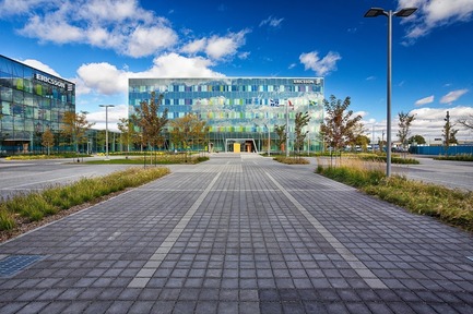 Dossier de presse | 673-19 - Communiqué de presse | Dévoilement des lauréats de la 11e édition des GRANDS PRIX DU DESIGN - Agence PID - Concours - PRIX ARCHITECTURE DE PAYSAGE ET AMÉNAGEMENT<br>COMMERCIAL<br>Siège Social Ericsson — Paysage<br>Groupe Marchand Architecture &amp; Design (gmad) +<br>Philippe Bonnet, Architecte paysagiste<br> - Crédit photo :  Anderson Lima 