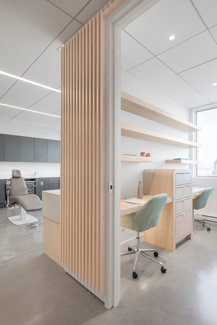 Dossier de presse | 673-19 - Communiqué de presse | Dévoilement des lauréats de la 11e édition des GRANDS PRIX DU DESIGN - Agence PID - Concours -  PRIX MOBILIER RÉSIDENTIEL, COMMERCIAL ET INTÉGRÉ EN<br>DESIGN DE PRODUITS EN PETITE SÉRIE<br>Go Orthodontistes Brossard Clinic<br>Natasha Thorpe<br>  - Crédit photo :  Maxime-Brouillet 