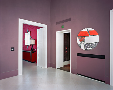 Press kit | 701-09 - Press release | Lynne Cohen, Laurent Grasso and Tino Sehgal - Musée d'art contemporain de Montréal (MAC) - Event + Exhibition - Untitled (Mauve Wall), 2010Lynne CohenÉpreuve à développement chromogène132,1 x 156,8 cmAchat, grâce au Symposium des collectionneurs 2012,Banque Nationale Gestion privée 1859Collection du Musée d’art contemporain de Montréal