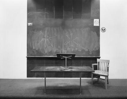 Press kit | 701-09 - Press release | Lynne Cohen, Laurent Grasso and Tino Sehgal - Musée d'art contemporain de Montréal (MAC) - Event + Exhibition - Blackboard, v. 1977/2002Lynne CohenÉpreuve à la gélatine argentique110,5 x 130,8 cmAvec l’aimable permission de la Olga Korper Gallery, Toronto