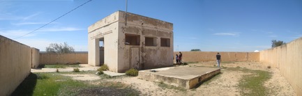 Dossier de presse | 1136-07 - Communiqué de presse | L'Agora Rurale de Sarah Mag Toumi de Bir Sallah(El Hencha), Tunisie - Philippe Barriere Collective Tn (PB+Co) - Architecture commerciale -  Abattoir condition existante, coure interieure  - Crédit photo :  Ibrahim Abbassi - Asma Haddouck (Philippe Barrière Collective)