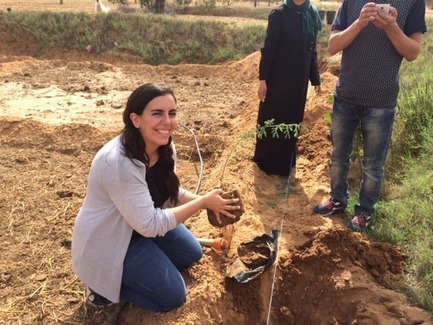 Dossier de presse | 1136-07 - Communiqué de presse | L'Agora Rurale de Sarah Mag Toumi de Bir Sallah(El Hencha), Tunisie - Philippe Barriere Collective Tn (PB+Co) - Architecture commerciale -   Sarah Mag Toumi planting moringa trees in her fields  - Crédit photo : Highlights