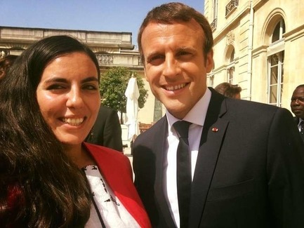 Dossier de presse | 1136-07 - Communiqué de presse | L'Agora Rurale de Sarah Mag Toumi de Bir Sallah(El Hencha), Tunisie - Philippe Barriere Collective Tn (PB+Co) - Architecture commerciale -  Sarah Mag Toumi avec le President Emmanuel Macron au the Palais de l'Élysée  - Crédit photo : Journal Le Monde