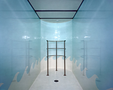 Press kit | 701-09 - Press release | Lynne Cohen, Laurent Grasso and Tino Sehgal - Musée d'art contemporain de Montréal (MAC) - Event + Exhibition - Untitled (Waves), 2003Lynne CohenÉpreuve à développement chromogène120,6 x 149,2 cmAvec l’aimable permission de la Olga Korper Gallery, Toronto