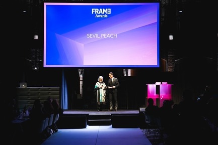 Dossier de presse | 3160-02 - Communiqué de presse | Frame Awards 2018 Winners Announced In Amsterdam - Frame - Design d’intérieur commercial - Robert Thiemann (Host) and Sevil Peach (Winner for Frame Lifetime Achievement Award)  - Crédit photo : Presstigieux