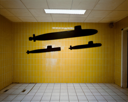 Press kit | 701-09 - Press release | Lynne Cohen, Laurent Grasso and Tino Sehgal - Musée d'art contemporain de Montréal (MAC) - Event + Exhibition - Untitled (Submarines), 2006Lynne CohenÉpreuve à développement chromogène132,1 x 156,8 cmAvec l’aimable permission de la galerie Art45, Montréal