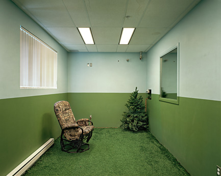 Press kit | 701-09 - Press release | Lynne Cohen, Laurent Grasso and Tino Sehgal - Musée d'art contemporain de Montréal (MAC) - Event + Exhibition - Untitled (Astroturf), 2007Lynne CohenÉpreuve à développement chromogène132,1 x 156,2 cmAvec l’aimable permission de la Olga Korper Gallery, Toronto