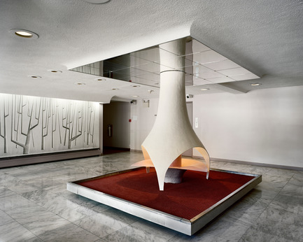 Press kit | 701-09 - Press release | Lynne Cohen, Laurent Grasso and Tino Sehgal - Musée d'art contemporain de Montréal (MAC) - Event + Exhibition - Untitled (Spaceship), 2008Lynne CohenÉpreuve à développement chromogène132,1 x 156,8 cmAvec l’aimable permission de la Olga Korper Gallery, Toronto