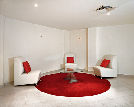 Press kit | 701-09 - Press release | Lynne Cohen, Laurent Grasso and Tino Sehgal - Musée d'art contemporain de Montréal (MAC) - Event + Exhibition - Untitled (Red Cushions), 2009Lynne CohenÉpreuve à développement chromogène109,2 x 128,9 cmAvec l’aimable permission de la Olga Korper Gallery, Toronto