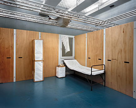 Press kit | 701-09 - Press release | Lynne Cohen, Laurent Grasso and Tino Sehgal - Musée d'art contemporain de Montréal (MAC) - Event + Exhibition - Untitled (Plywood Walls), 2011Lynne CohenÉpreuve à développement chromogène106,7 x 128,9 cmAvec l’aimable permission de la Olga Korper Gallery, Toronto