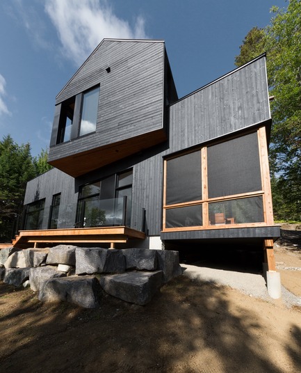 Dossier de presse | 1678-03 - Communiqué de presse | Résidence de la Canardière - Atelier BOOM-TOWN - Architecture résidentielle -  Façade côté lac (Est)  - Crédit photo : Steve Montpetit